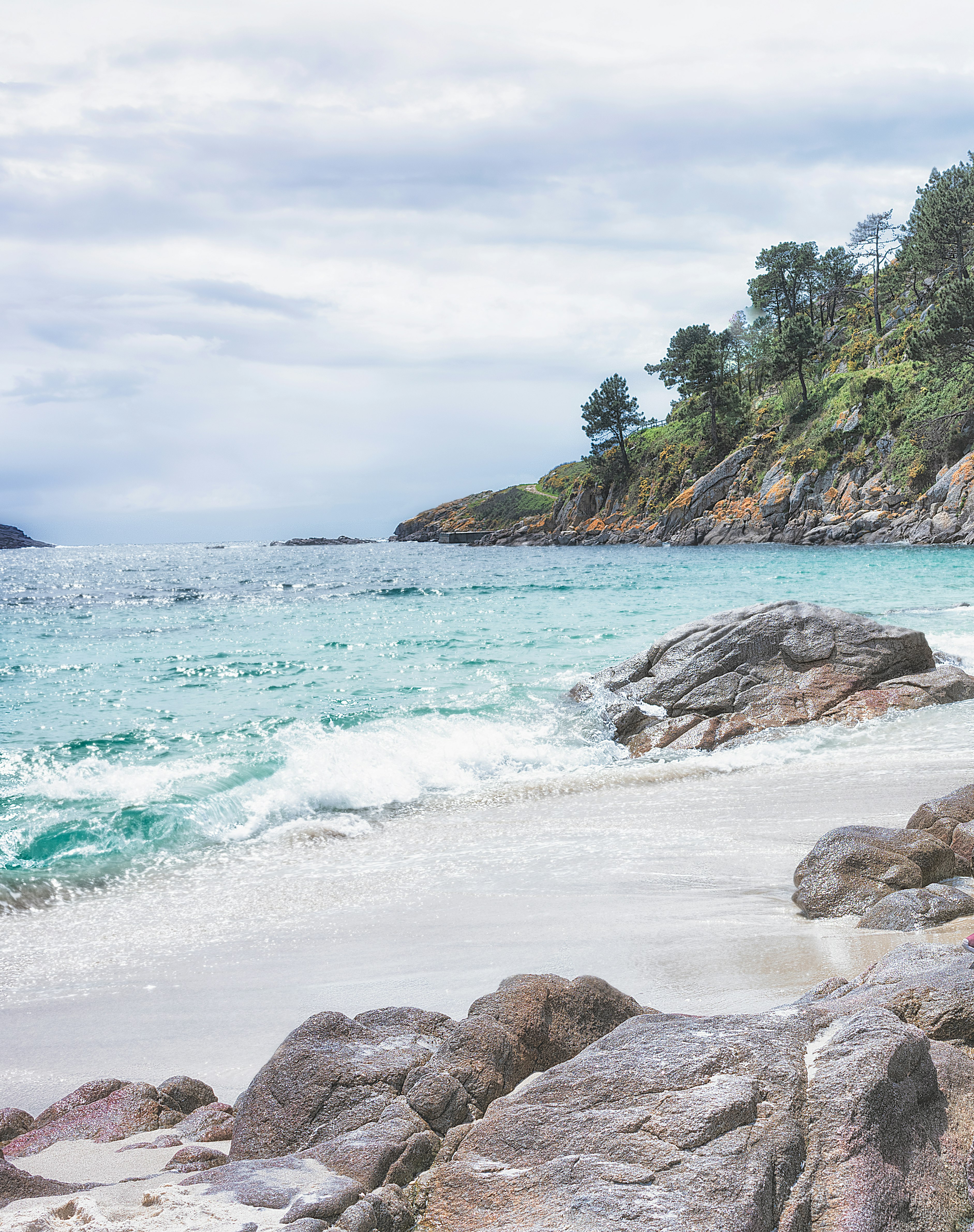 sea waves crashing on shore during daytime